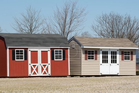 Téléchargez les photos : Hangars en bois colorés en rangée sur l'affichage stockage nouvelle ferme extérieure - en image libre de droit