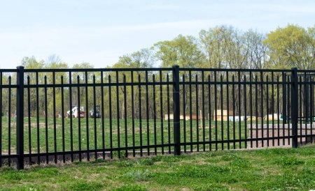 Téléchargez les photos : Clôture en fer noir protection métallique parc mural extérieur - en image libre de droit