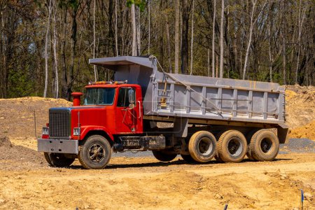 Téléchargez les photos : Camion sur le chantier de construction véhicule transport grand terrain - en image libre de droit