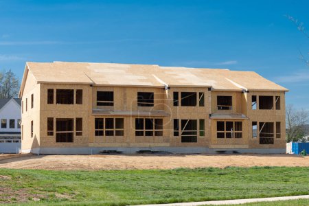 Téléchargez les photos : Nouveau condominium ou appartement construction bois contreplaqué maison cadre toit complexe - en image libre de droit
