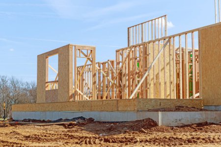 Téléchargez les photos : Contreplaqué maison cadre poutre résidentielle nouveau mur de planche en bois - en image libre de droit