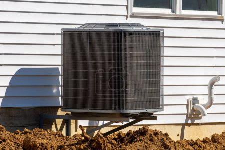 Téléchargez les photos : Climatiseur près de la nouvelle maison ventilateur froid installer alimentation système d'alimentation cool - en image libre de droit