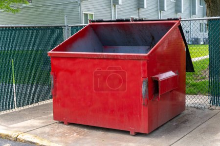 Foto de Contenedor de basura industrial duradero de metal para la ecología de acero rojo basura al aire libre carretera sucia - Imagen libre de derechos