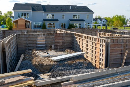 Schalung für das Fundament eines neuen Hauses Metall Eisen Stahl Boden Bewehrung residentale