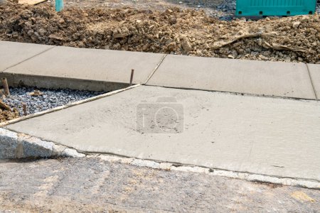 Téléchargez les photos : Trottoir de ciment fraîchement coulé nouveaux matériaux d'asphalte de rue de travail - en image libre de droit