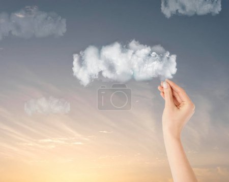 Téléchargez les photos : Semis dans le nuage - Une main qui ramasse le nuage - en image libre de droit
