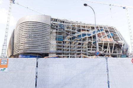 Foto de Madrid, Spain - January 04, 2023: Exterior of the Santiago Bernabeu, soccer stadium of Real Madrid, during renovation works. - Imagen libre de derechos