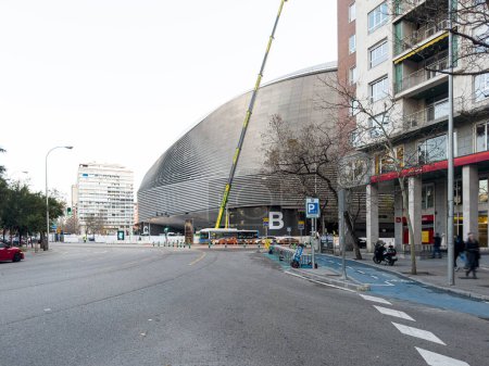 Foto de Madrid, España - 1 de febrero de 2024: Exterior del Santiago Bernabeu, estadio de fútbol del Real Madrid, durante las obras de renovación. - Imagen libre de derechos