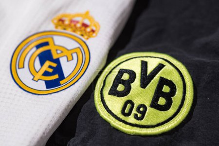 Téléchargez les photos : Bouclier concentré de Borussia Dortmund à côté du bouclier flou du Real Madrid sur sa chemise. Concept final de la Ligue des Champions de l'UEFA le 1er juin 2024 - en image libre de droit