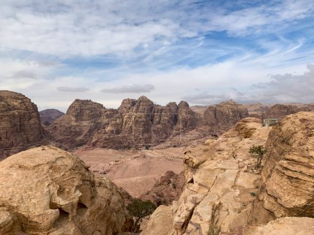 Téléchargez les photos : Vue du sentier du haut lieu du sacrifice dans la ville perdue de Petra - en image libre de droit