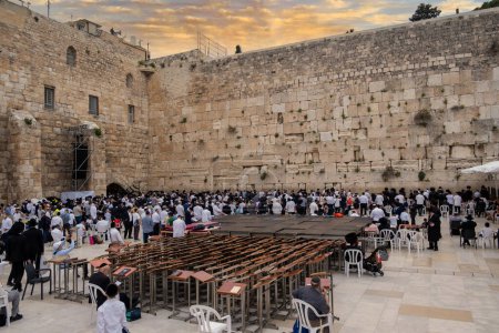 Foto de Oración judía en el Muro Occidental o Kotel, durante la Pascua de 2023. El Muro Occidental es el lugar más sagrado del judaísmo. Jerusalén, Israel - Imagen libre de derechos