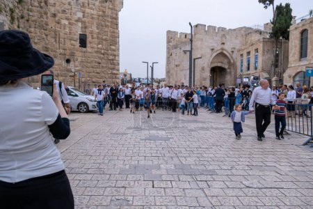 Foto de Jerusalén, Israel - 10 de abril de 2023. Bar Mitzvah, Judío de la mayoría de edad antiguo ritual para los niños Procesión con, padres felices, invitados y música. - Imagen libre de derechos