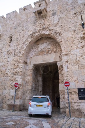 Foto de Jerusalén, Israel - 10 de abril de 2023. Coche entrando por la puerta de Sion - Imagen libre de derechos