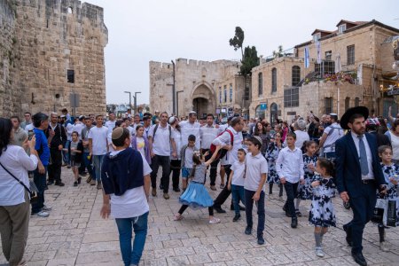 Foto de Jerusalén, Israel - 10 de abril de 2023. Bar Mitzvah, Judío de la mayoría de edad antiguo ritual para los niños Procesión con, padres felices, invitados y música. - Imagen libre de derechos