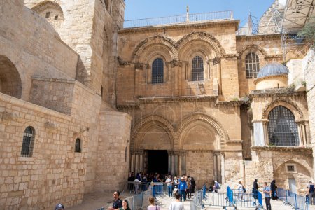 Foto de Jerusalén, Israel - 10 de abril de 2023. Multitud de turistas y peregrinos en la línea para entrar en la iglesia del sepulcro sagrado Sábado de Aleluya 2023 - Imagen libre de derechos