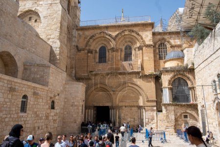 Foto de Jerusalén, Israel - 10 de abril de 2023. Multitud de turistas y peregrinos en la línea para entrar en la iglesia del sepulcro sagrado Sábado de Aleluya 2023 - Imagen libre de derechos