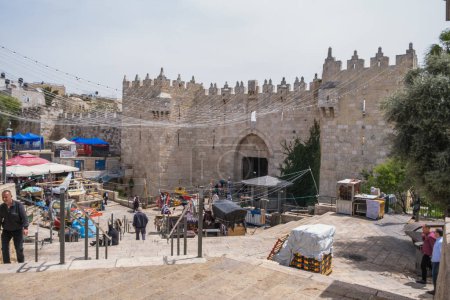 Téléchargez les photos : Jérusalem, Israël - 10 avril 2023. Porte de Damas sur la vieille ville - en image libre de droit