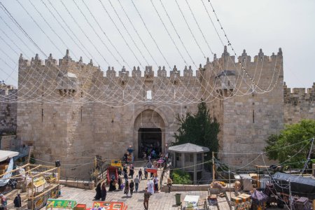 Téléchargez les photos : Jérusalem, Israël - 10 avril 2023. Porte de Damas sur la vieille ville - en image libre de droit