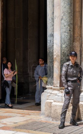 Foto de Jerusalén, Israel - 10 de abril de 2023. Oficial de policía femenina frente a la iglesia del Santo Sepulcro - Imagen libre de derechos