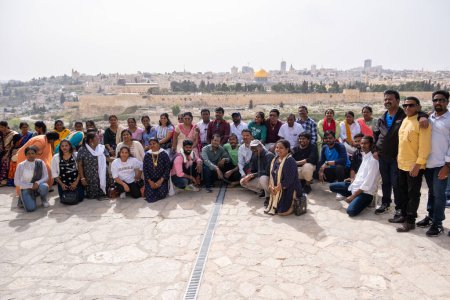Foto de Jerusalén, Israel - 10 de abril de 2023. Grupo de turistas indios en el punto de vista panorámico de Jerusalén - Imagen libre de derechos