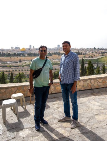 Téléchargez les photos : Jérusalem, Israël - 10 avril 2023. Groupe de touristes indiens au point de vue panoramique de Jérusalem - en image libre de droit