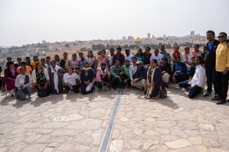 Téléchargez les photos : Jérusalem, Israël - 10 avril 2023. Groupe de touristes indiens au point de vue panoramique de Jérusalem - en image libre de droit
