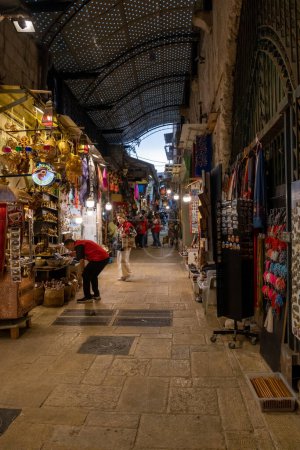 Foto de Jerusalén, Israel - 10 de abril de 2023. Mercado en el barrio judío. - Imagen libre de derechos