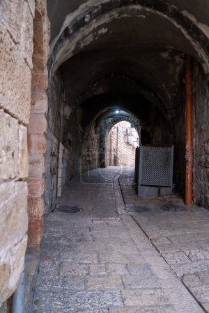 Foto de Jerusalén, Israel - 10 de abril de 2023. Calle estrecha en la Ciudad Vieja - Imagen libre de derechos