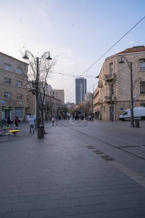 Téléchargez les photos : Jérusalem, Israël - 10 avril 2023. Les gens marchant sur la rue Jaffa pendant les vacances - en image libre de droit
