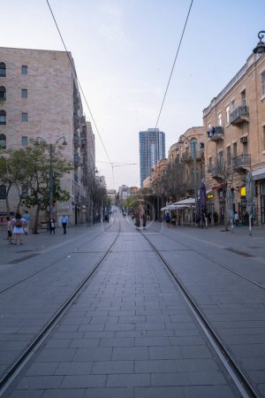 Foto de Jerusalén, Israel - 10 de abril de 2023. Gente caminando por la calle Jaffa durante las vacaciones - Imagen libre de derechos