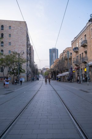 Téléchargez les photos : Jérusalem, Israël - 10 avril 2023. Les gens marchant sur la rue Jaffa pendant les vacances - en image libre de droit