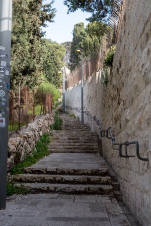 Foto de Jerusalén, Israel - 10 de abril de 2023. escalera en el barrio del Monte de los Olivos - Imagen libre de derechos