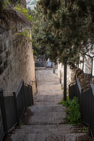Téléchargez les photos : Jérusalem, Israël - 10 avril 2023. escalier dans le quartier du Mont des Oliviers - en image libre de droit
