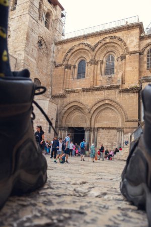 Foto de Jerusalén, Israel - 10 de abril de 2023. Turistas y peregrinos en la entramce de la iglesia del sepulcro santo - Imagen libre de derechos