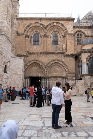 Foto de Jerusalén, Israel - 10 de abril de 2023. Turistas y peregrinos en la entramce de la iglesia del sepulcro santo - Imagen libre de derechos