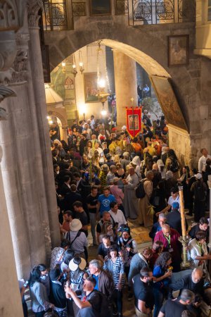 Foto de Jerusalén, Israel - 10 de abril de 2023. Turistas y peregrinos a la entrada de la iglesia del sepulcro sagrado - Imagen libre de derechos