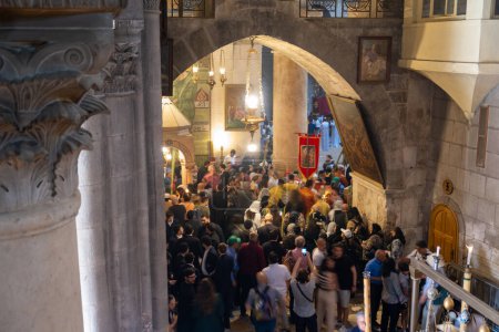 Foto de Jerusalén, Israel - 10 de abril de 2023. Turistas y peregrinos a la entrada de la iglesia del sepulcro sagrado - Imagen libre de derechos