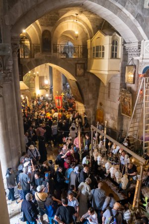 Foto de Jerusalén, Israel - 10 de abril de 2023. Turistas y peregrinos en la Piedra de la Unción en la iglesia del sepulcro santo - Imagen libre de derechos