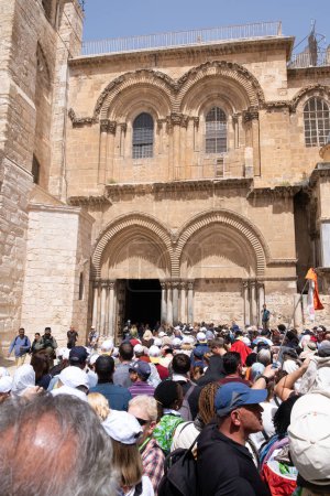 Foto de Jerusalén, Israel - 10 de abril de 2023. Multitud de turistas y peregrinos esperando entrar en la iglesia del sepulcro santo en el Viernes Santo 2023 - Imagen libre de derechos