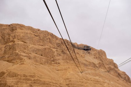 Téléchargez les photos : Désert de Judaean, District du Sud, Israël - 10 avril 2023. Téléphérique au parc national Masada - en image libre de droit