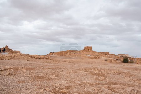 Téléchargez les photos : Désert de Judaean, District du Sud, Israël - 10 avril 2023. Touristes au parc national Masada. - en image libre de droit