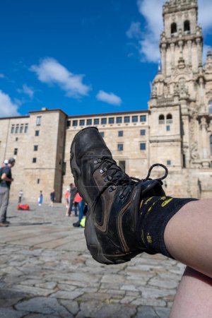 Botas frente a la Catedral de Santiago de Compostela, La Coruña, Galicia, España. Concepto de celebración y logro