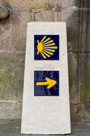 Téléchargez les photos : Panneau du Chemin Saint Jacques, marque des coquillages pour les pèlerins à la cathédrale de Compostelle en Galice - en image libre de droit
