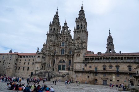 Foto de Santiago de Compostela, La Coruna, Galicia, España - 11 de junio de 2023. Turistas y peregrinos frente a la Catedral de Santiago de Compostela. - Imagen libre de derechos