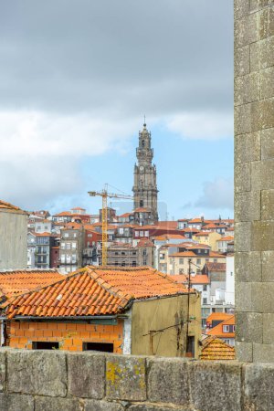 Foto de Oporto, Portugal - 17 de septiembre de 2023. Vista del casco antiguo y la Torre de Clerigos. Día nublado. - Imagen libre de derechos