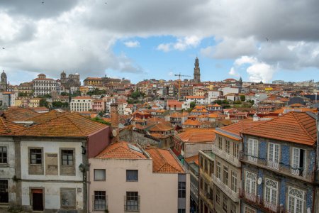 Foto de Oporto, Portugal - 17 de septiembre de 2023. Vista del casco antiguo y la Torre de Clerigos. Día nublado. - Imagen libre de derechos