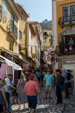 Foto de Sintra, Portugal - 14 de septiembre de 2023. Turistas en la calle Padarias - Imagen libre de derechos