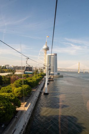 Foto de Lisboa, Portugal - 13 de septiembre de 2023. Vista de la Torre Vasco da Gama desde el teleférico - Imagen libre de derechos