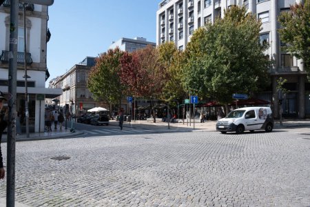 Foto de Oporto, Portugal - 12 de septiembre de 2023. Turistas y lugareños walikng en la calle de Fernandes Tomas. - Imagen libre de derechos