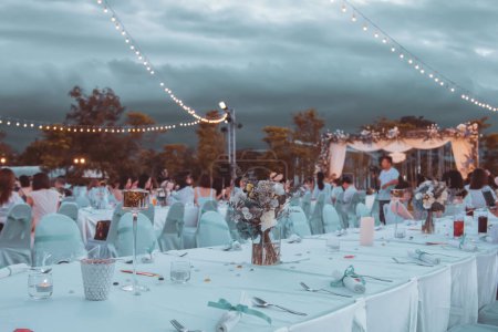Téléchargez les photos : Un aperçu d'un banquet de mariage romantique aux chandelles et de beaux invités sur la table de banquet de mariage. - en image libre de droit